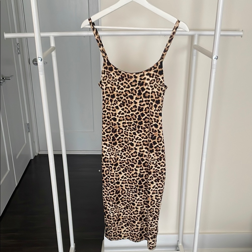 Chic Leopard Print Midi Dress